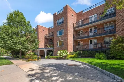 25 Chapel Pl #1H, North Hempstead, NY 11021
