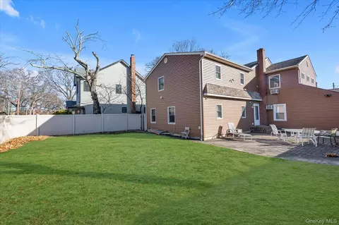 303 Oak St, Hempstead, NY 11550