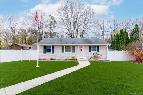 21 Wabil Rd, Miller Place, NY 11764
