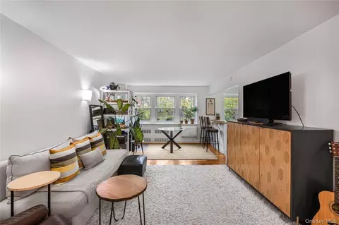 30 Pearsall Ave #2M, Glen Cove, NY 11542