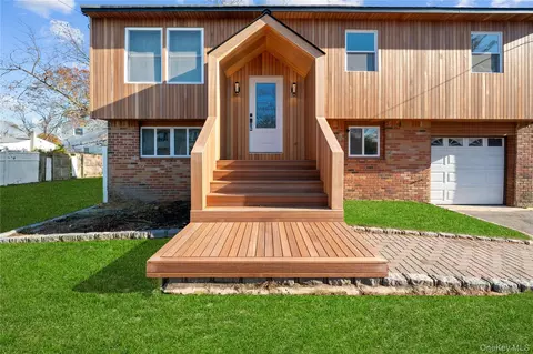 61 Lincoln Ave, Deer Park, NY 11729