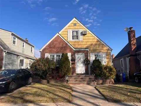24125 85th Ave, New York, NY 11426