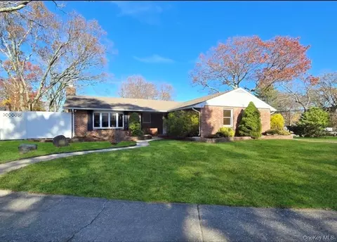 11 Hill St, Lake Ronkonkoma, NY 11779