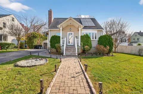 8 Robbins Ave, Greenburgh, NY 10523