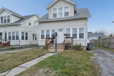 13 Academy St, Patchogue, NY 11772