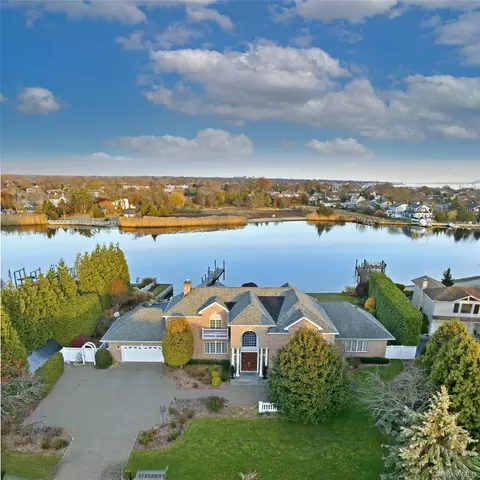 165 Peninsula Dr, Babylon, NY 11702