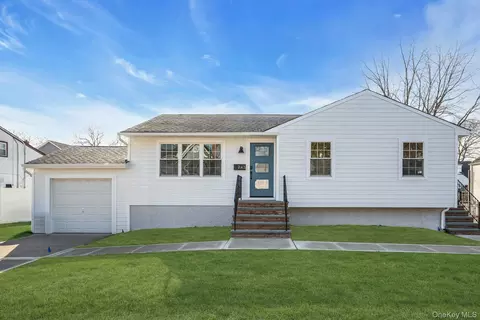 243 Lido Pkwy, Lindenhurst, NY 11757