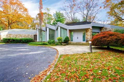 7 Pin Oak Ct, Glen Head, NY 11545