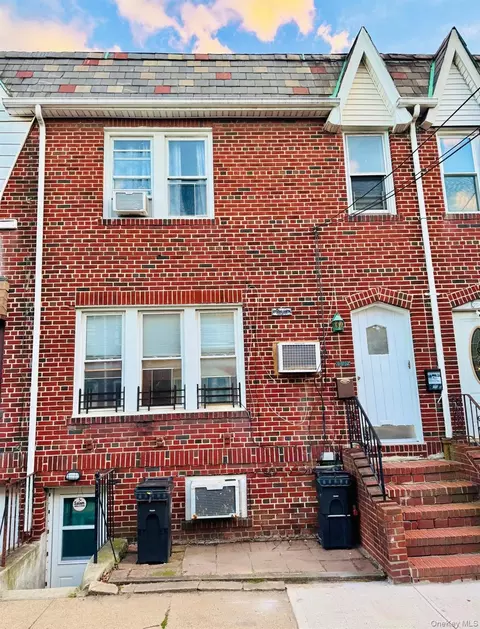 95-12 Woodhaven Ct, New York, NY 11416