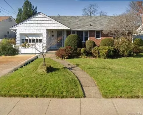 2582 Oceanside Rd, Oceanside, NY 11572