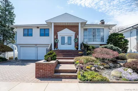 31 Regent Dr, Lido Beach, NY 11561