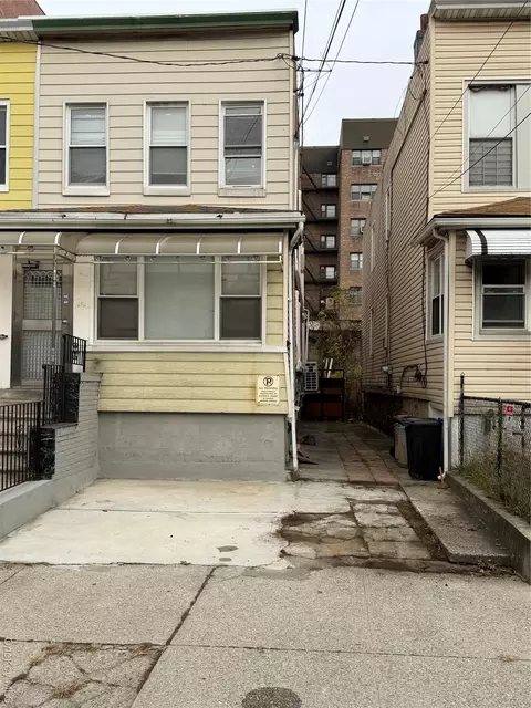 31-19 137th St, Flushing, NY 11354