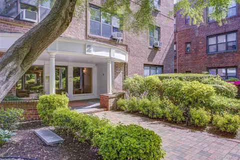 2 Town House Pl #2-H, North Hempstead, NY 11021