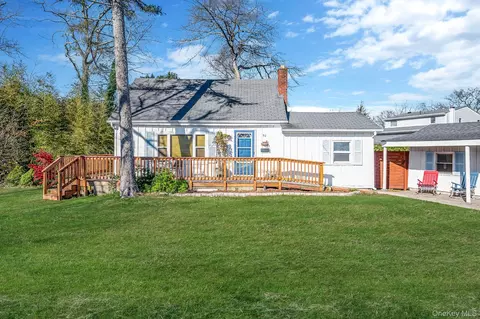 92 E John St, Lindenhurst, NY 11757