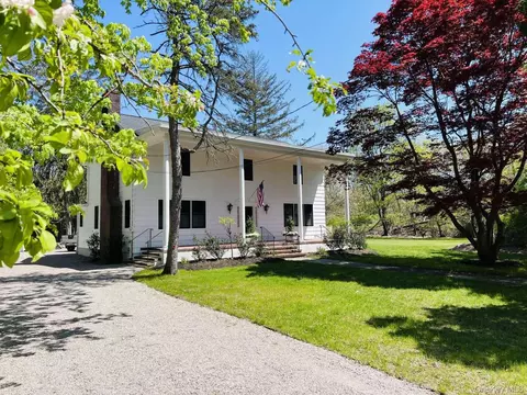 35 Mott Ln, Brookhaven, NY 11719