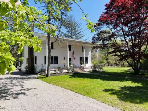 35 Mott Ln, Brookhaven, NY 11719