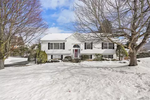 66 Fairway Dr, Pawling, NY 12564