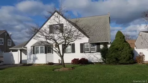 113 Abbey Ln, Levittown, NY 11756