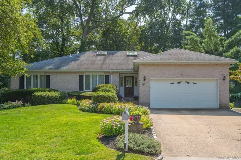14 Oak Point Dr S, Bayville, NY 11709