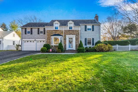 142 Cambridge Ave, Garden City, NY 11530