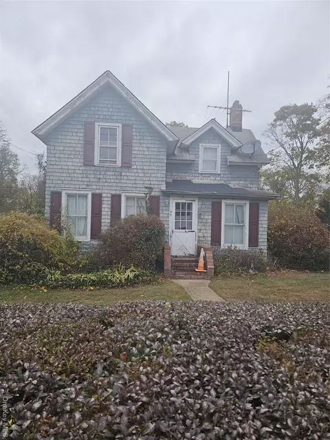 45 Arnold Ave, West Babylon, NY 11704