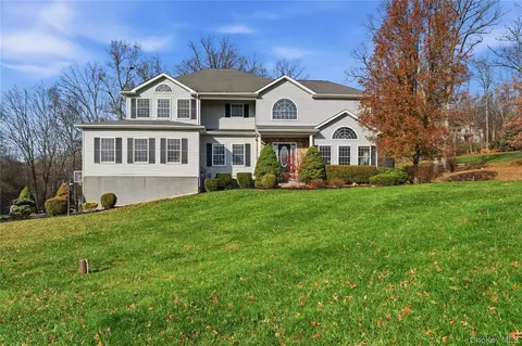3 Clemence Dr, New Windsor, NY 12553