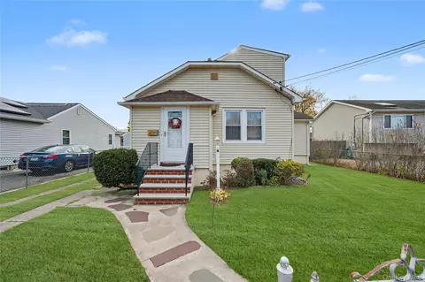 74 Nassau St, Islip Terrace, NY 11752