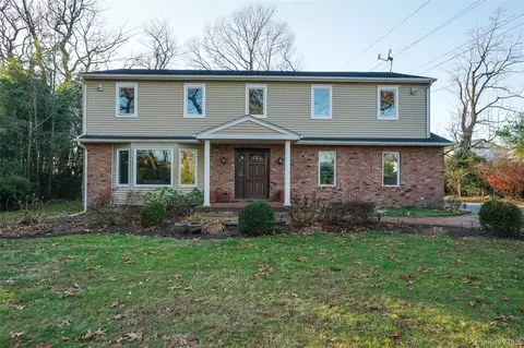 1041 Glen Cove Ave, Roslyn, NY 11576