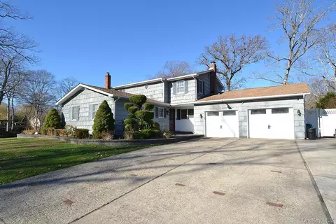 27 Albright Rd, Coram, NY 11727
