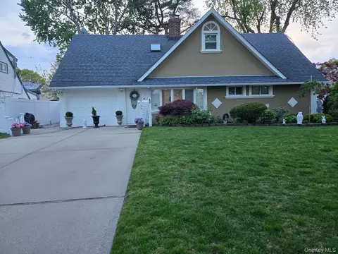 52 Mist Ln, Westbury, NY 11590