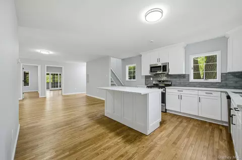 10 Woodland Ln, Huntington, NY 11743