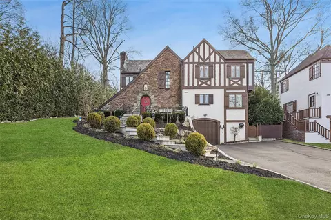 44 Old Ox Rd, North Hempstead, NY 11030