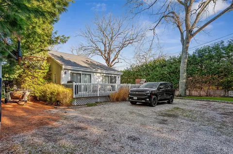 6 Shore Rd, Southampton, NY 11968