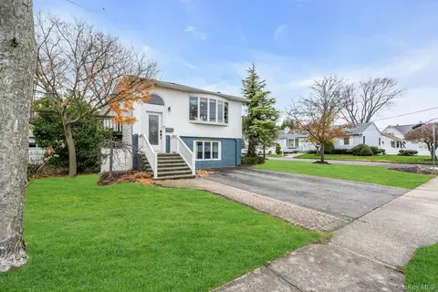 300 Center Bay Dr, West Islip, NY 11795