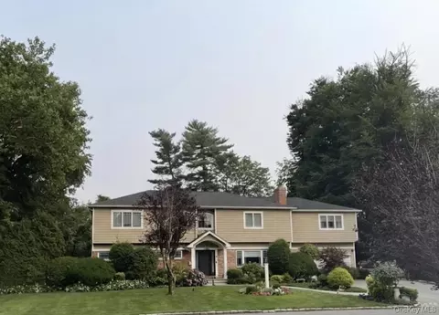 42 Highfield Ln, North Hempstead, NY 11577
