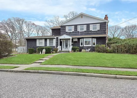 1 Jamar Ln, Lake Ronkonkoma, NY 11779