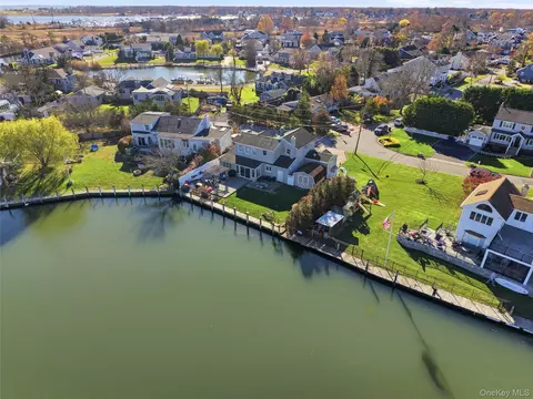 625 Edgewater Rd, Oakdale, NY 11769