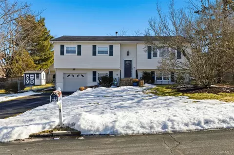 1 Weather Vane Way, Middletown, NY 10940