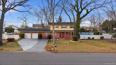 11 Val Ct, Holbrook, NY 11741