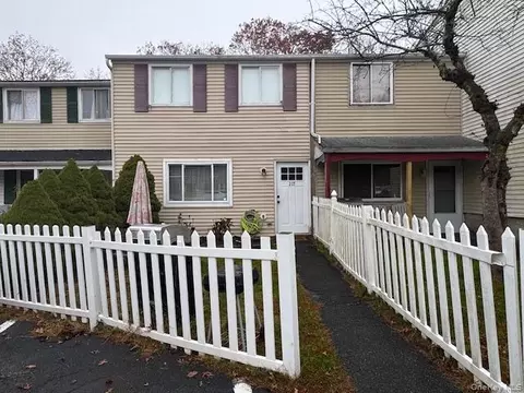 227 Hill Rise, Calverton, NY 11933