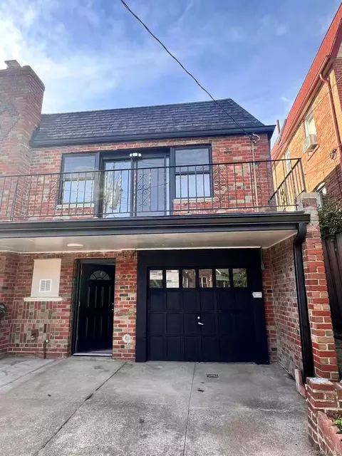 5762 79th St, New York, NY 11379