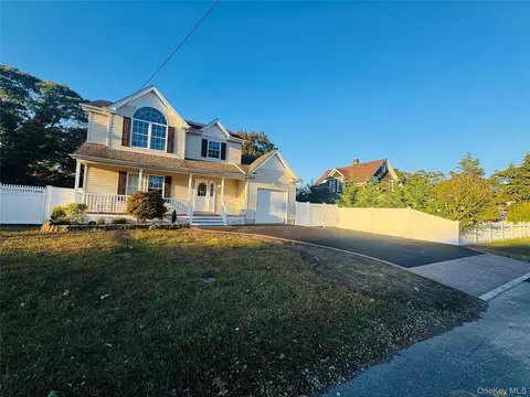 11 Elm St, Islip, NY 11751