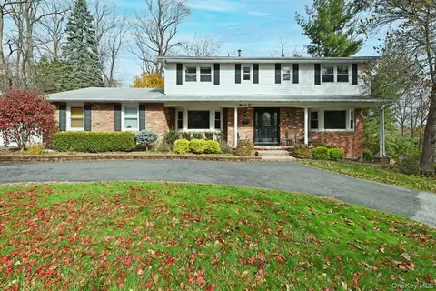 25 Flint Dr, Ramapo, NY 10977