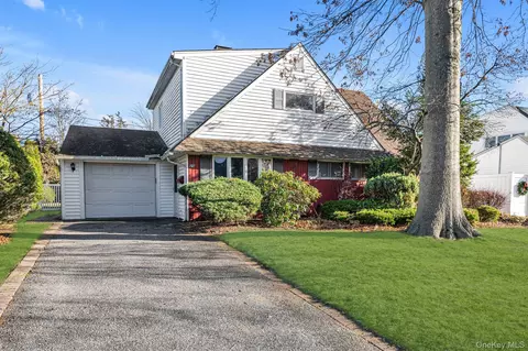 25 March Ln, Westbury, NY 11590