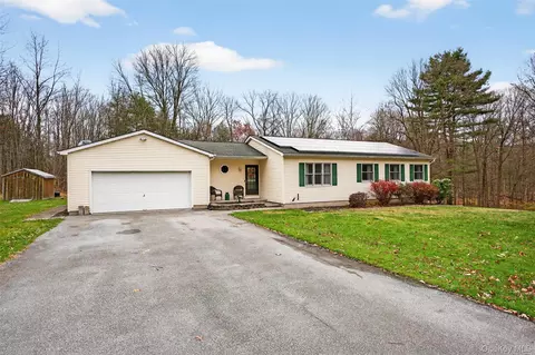 10 Carly Dr, Lloyd, NY 12528