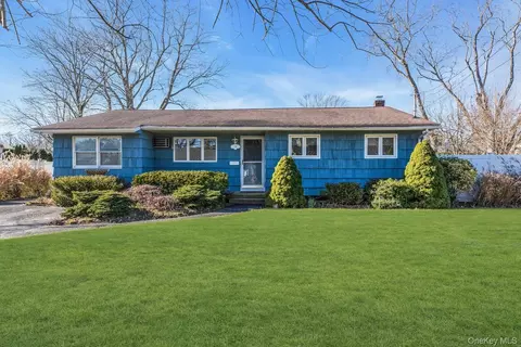 128 Wyandanch Rd, Sayville, NY 11782