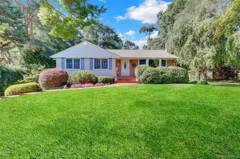 5 Robin Ln, Huntington, NY 11743