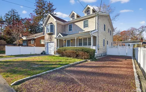 2 Mountain Ave, Bayville, NY 11709