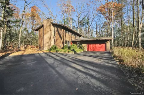 5 Van Ct, Hyde Park, NY 12538