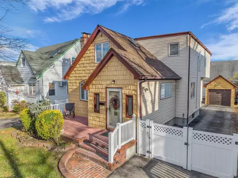 95 Liberty Blvd, Valley Stream, NY 11580